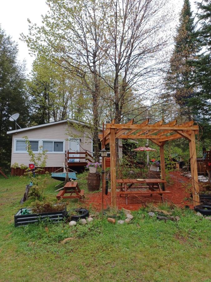Le Petit Cottage Du Grand Boise Lac-Simon Εξωτερικό φωτογραφία